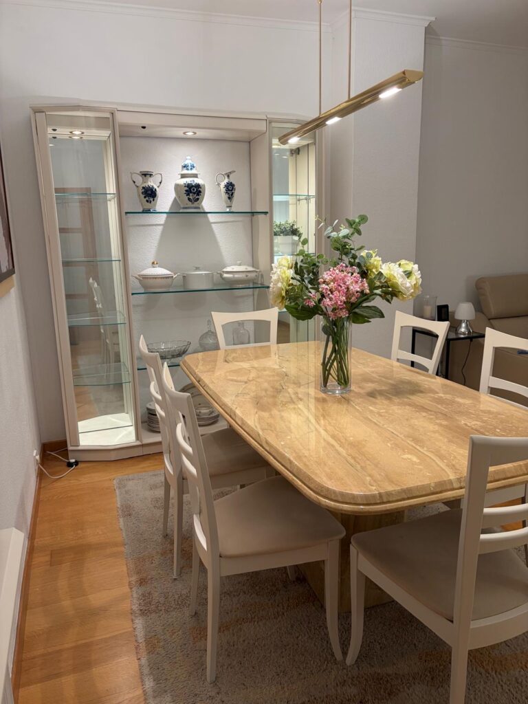 Lacado de Salón en Barcelona, Antes y Después Después del lacado: resultado de la renovación de los muebles del salón realizada por Lacados Barcelona.